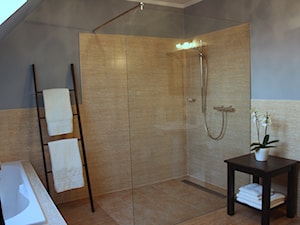 Dom pod Poznaniem - aranżacja - Średnia na poddaszu łazienka z oknem, styl tradycyjny - zdjęcie od Home Staging Anna Jakubowicz