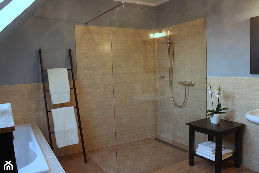 Dom pod Poznaniem - aranżacja - Średnia na poddaszu łazienka z oknem, styl tradycyjny - zdjęcie od Home Staging Anna Jakubowicz