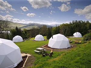 Domki glampingowe w Loch Tay firmy Polidomes - zdjęcie od Polidomes International