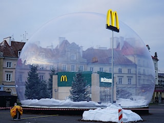 Gigantyczna Kula Śnieżna dla McDonalds