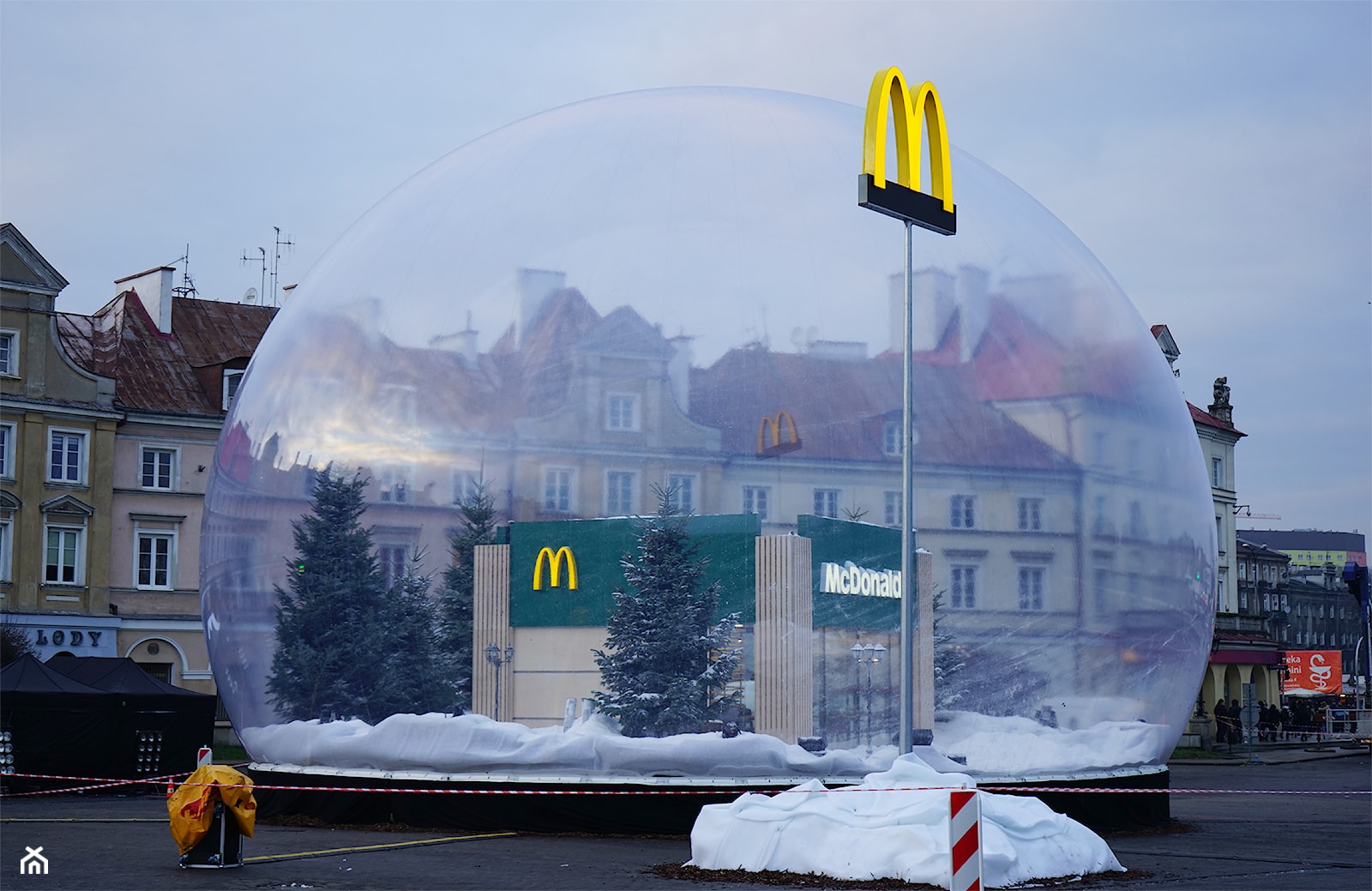 Ogromna kula śnieżna - zdjęcie od Polidomes International - Homebook