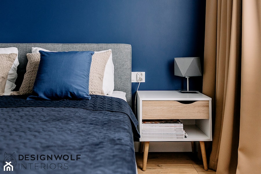 Projekty różne - Mała niebieska sypialnia, styl skandynawski - zdjęcie od DesignWolf Interiors