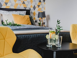 Projekty różne - Mała biała szara żółta sypialnia, styl nowoczesny - zdjęcie od DesignWolf Interiors