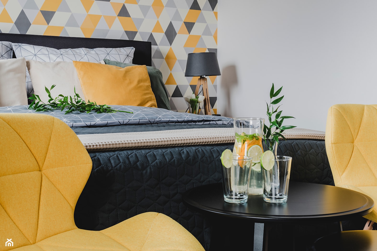 Projekty różne - Mała biała szara żółta sypialnia, styl nowoczesny - zdjęcie od DesignWolf Interiors - Homebook