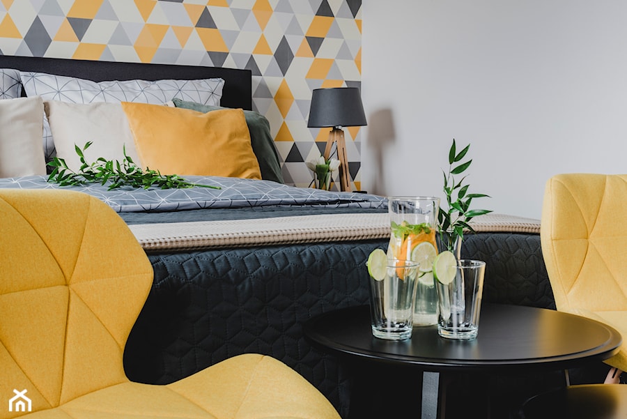 Projekty różne - Mała biała szara żółta sypialnia, styl nowoczesny - zdjęcie od DesignWolf Interiors