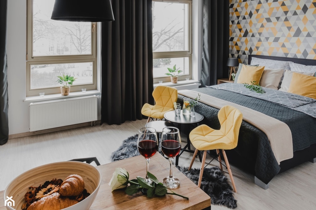 Projekty różne - Średnia biała szara żółta sypialnia, styl nowoczesny - zdjęcie od DesignWolf Interiors - Homebook