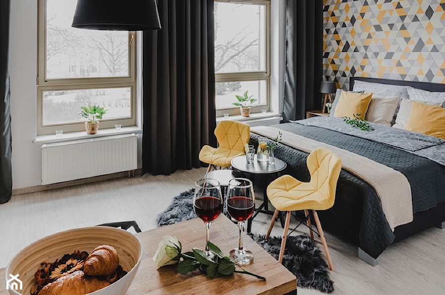 Projekty różne - Średnia biała szara żółta sypialnia, styl nowoczesny - zdjęcie od DesignWolf Interiors