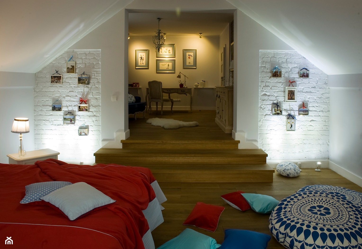 Z dodatkiem czerwieni - Sypialnia, styl tradycyjny - zdjęcie od Nest Interiors - Homebook