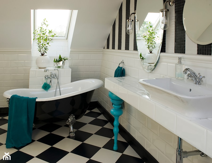 PLAŻOWO - Średnia na poddaszu łazienka z oknem, styl tradycyjny - zdjęcie od Nest Interiors