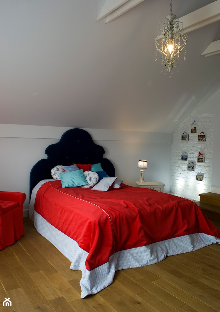 Z dodatkiem czerwieni - Sypialnia, styl tradycyjny - zdjęcie od Nest Interiors