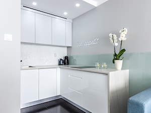 Apartament Gdynia Centrum - Mała otwarta z kamiennym blatem biała zielona kuchnia w kształcie litery l, styl nowoczesny - zdjęcie od Mika Szymkowiak Fotografia