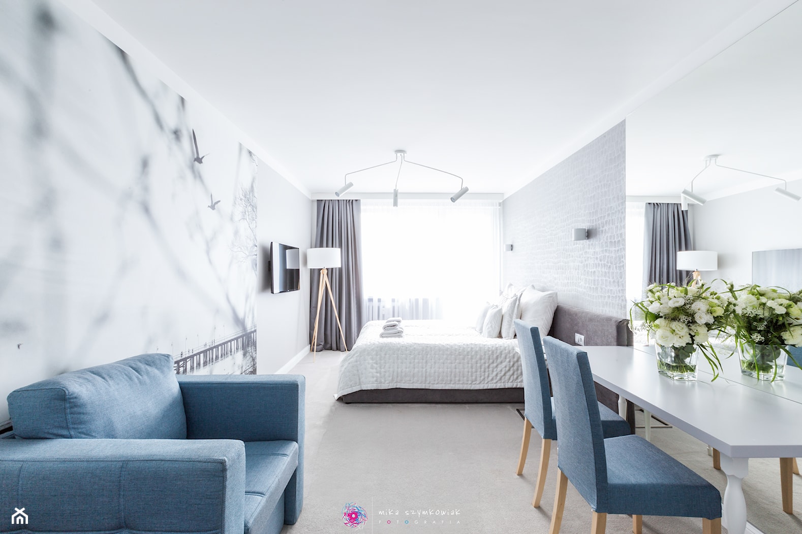 Apartament Gdynia Centrum - Duży biały salon z jadalnią - zdjęcie od Mika Szymkowiak Fotografia - Homebook