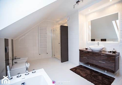 Salon kąpielowy - Duża na poddaszu z punktowym oświetleniem łazienka z oknem - zdjęcie od Mika Szymkowiak Fotografia