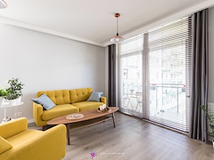 Apartament Gdynia - Średni biały salon z tarasem / balkonem - zdjęcie od Mika Szymkowiak Fotografia