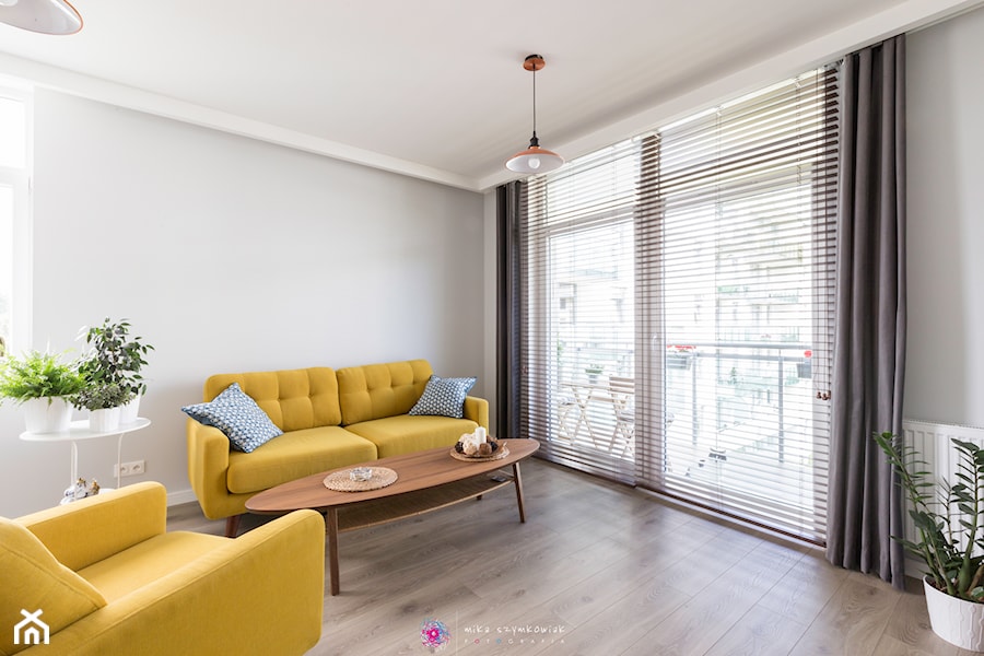 Apartament Gdynia - Średni biały salon z tarasem / balkonem - zdjęcie od Mika Szymkowiak Fotografia