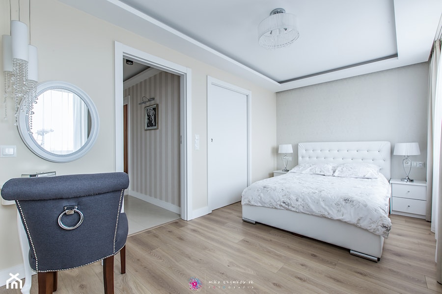 Mieszkanie Glamour Gdańsk Oliwa - Duża beżowa biała sypialnia - zdjęcie od Mika Szymkowiak Fotografia