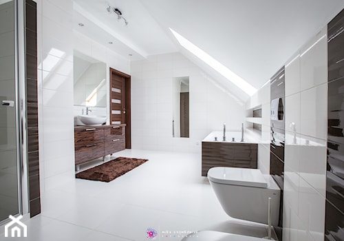 Salon kąpielowy - Duża na poddaszu łazienka z oknem - zdjęcie od Mika Szymkowiak Fotografia