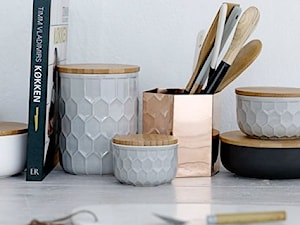 Ceramiczne pojemniki kuchenne z bambusową pokrywką, 3 szt - Bloomingville - zdjęcie od NordicStudio