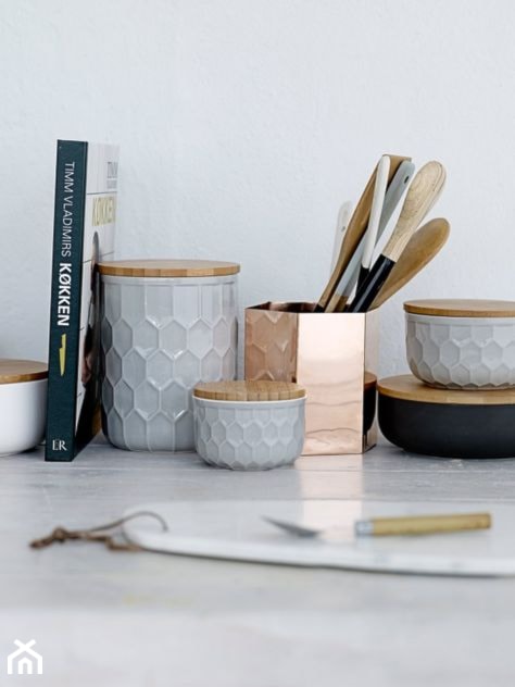 Ceramiczne pojemniki kuchenne z bambusową pokrywką, 3 szt - Bloomingville - zdjęcie od NordicStudio - Homebook