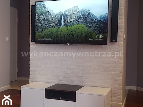 Aranżacje wnętrz - Salon: Ścianka TV - wykanczamywnetrza.pl. Przeglądaj, dodawaj i zapisuj najlepsze zdjęcia, pomysły i inspiracje designerskie. W bazie mamy już prawie milion fotografii!