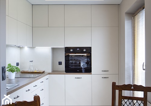 Włochy I | Realizacja - Średnia zamknięta biała z zabudowaną lodówką z nablatowym zlewozmywakiem kuchnia w kształcie litery l z oknem - zdjęcie od DW SIGN Pracownia Architektury Wnętrz