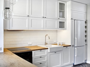 Bielany I Realizacja - Średnia otwarta biała z zabudowaną lodówką z nablatowym zlewozmywakiem kuchnia w kształcie litery l - zdjęcie od DW SIGN Pracownia Architektury Wnętrz