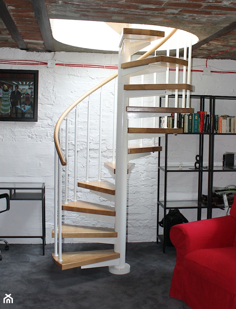 Schody spiralne do piwnicy, przekształconej na livingroom. - zdjęcie od BUDINOX Schody i Balustrady - Homebook