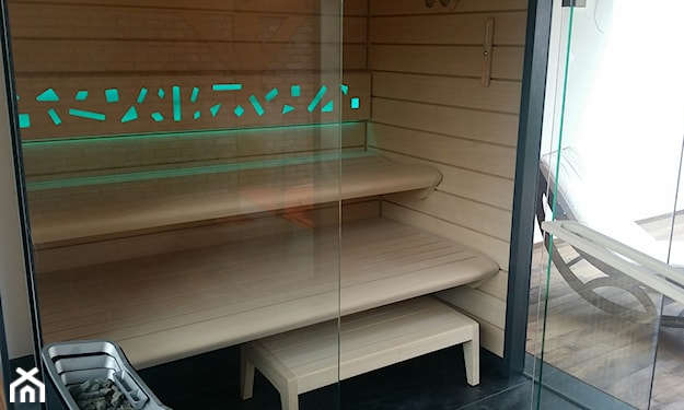 sauna w domu ze szklanymi drzwiami