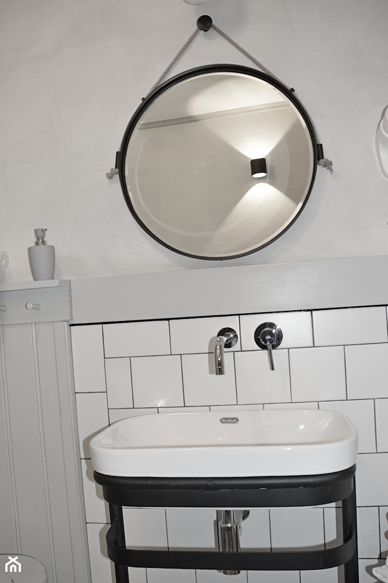 Łazienki - Mała na poddaszu bez okna łazienka, styl skandynawski - zdjęcie od GRACZDESIGN