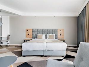 Aparthotel Lwowska 1 - Średnia szara z biurkiem sypialnia, styl nowoczesny - zdjęcie od Piotr Arnoldes