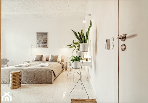 Apartamenty Browaru Perła - Duża biała sypialnia - zdjęcie od Piotr Arnoldes
