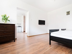 Apartamenty Nałęczowskie - Duża biała sypialnia - zdjęcie od Piotr Arnoldes