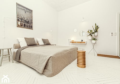 Apartamenty Browaru Perła - Średnia duża biała sypialnia - zdjęcie od Piotr Arnoldes