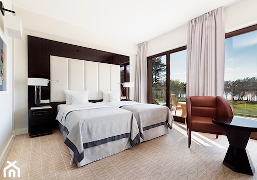 Hotel Natura Mazur**** - Duża biała sypialnia z balkonem / tarasem - zdjęcie od Piotr Arnoldes