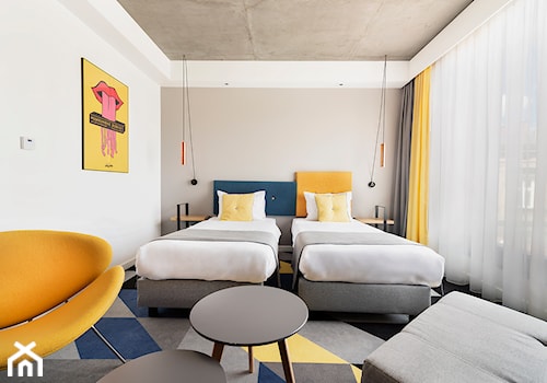 Aparthotel Lwowska 1 - Mała biała szara sypialnia, styl nowoczesny - zdjęcie od Piotr Arnoldes