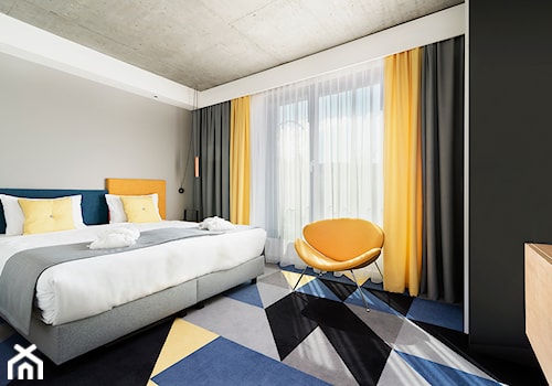 Aparthotel Lwowska 1 - Średnia czarna szara sypialnia, styl nowoczesny - zdjęcie od Piotr Arnoldes