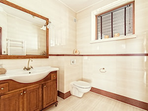 Dom na sprzedaż 01 - Mała na poddaszu łazienka z oknem - zdjęcie od Piotr Arnoldes