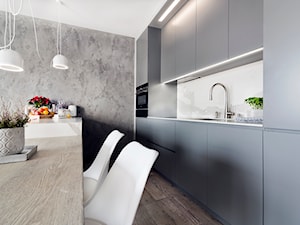 Concept Design Wnętrza #1 - Średnia otwarta z kamiennym blatem szara z zabudowaną lodówką z podblatowym zlewozmywakiem kuchnia dwurzędowa z oknem z marmurem nad blatem kuchennym - zdjęcie od Piotr Arnoldes