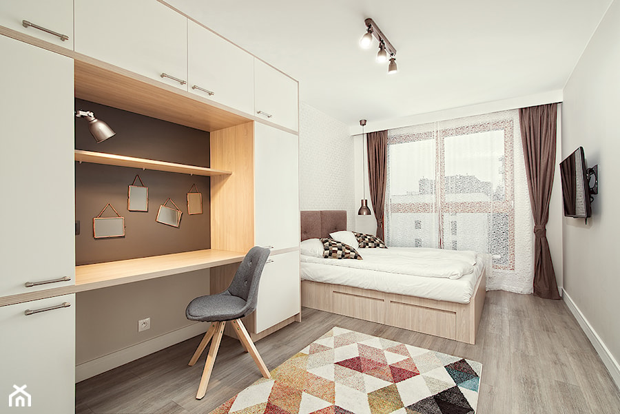Apartamenty Szafarnia - Średnia biała z biurkiem sypialnia - zdjęcie od Piotr Arnoldes