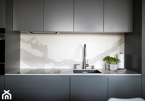 Concept Design Wnętrza #1 - Mała otwarta z kamiennym blatem biała z zabudowaną lodówką z podblatowym zlewozmywakiem kuchnia jednorzędowa z marmurem nad blatem kuchennym - zdjęcie od Piotr Arnoldes