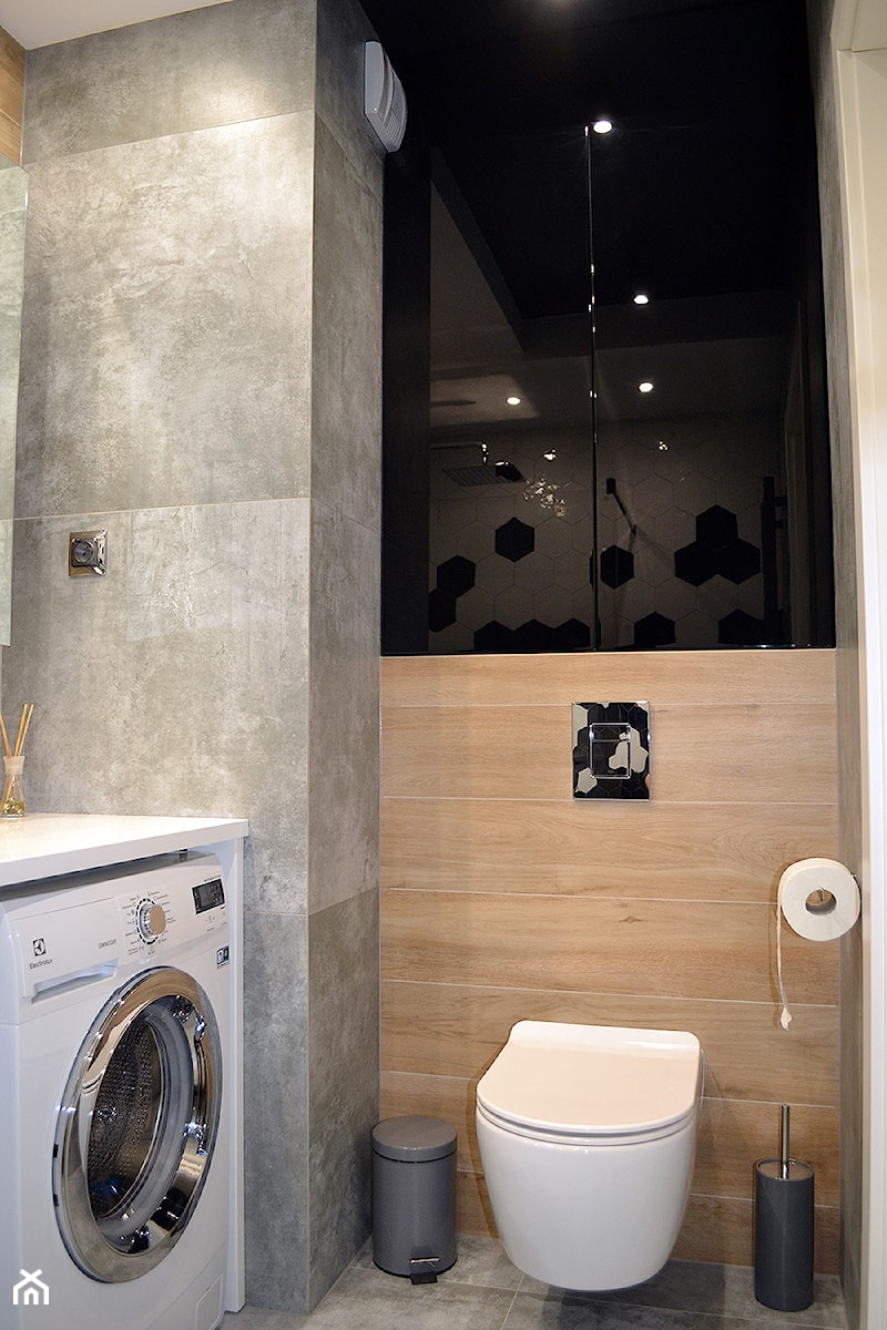 Łazienka - Mała na poddaszu bez okna z pralką / suszarką łazienka - zdjęcie od Tomasz Ziętara