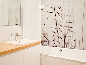 Realizacja - Kazubów - Średnia bez okna ze szkłem na ścianie łazienka, styl minimalistyczny - zdjęcie od Qbik Design