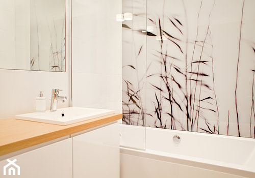 Realizacja - Kazubów - Średnia bez okna ze szkłem na ścianie łazienka, styl minimalistyczny - zdjęcie od Qbik Design