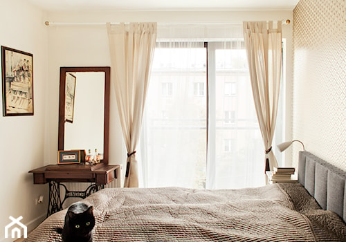 Realizacja - Biała (Eklektyczne Śródmieście) - Średnia beżowa sypialnia, styl nowoczesny - zdjęcie od Qbik Design