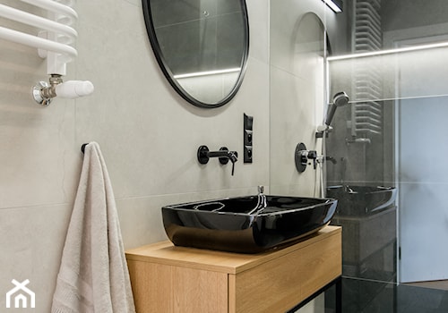 Osiedle Pod Zegarem - Mała bez okna łazienka, styl nowoczesny - zdjęcie od Qbik Design