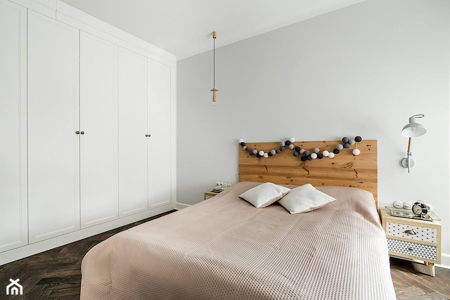 Żoliborz - Średnia szara sypialnia, styl skandynawski - zdjęcie od Qbik Design