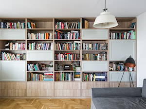 Puszczyka - Średni biały salon z bibiloteczką - zdjęcie od Qbik Design