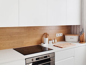 Średnia beżowa z zabudowaną lodówką kuchnia jednorzędowa, styl minimalistyczny - zdjęcie od Qbik Design