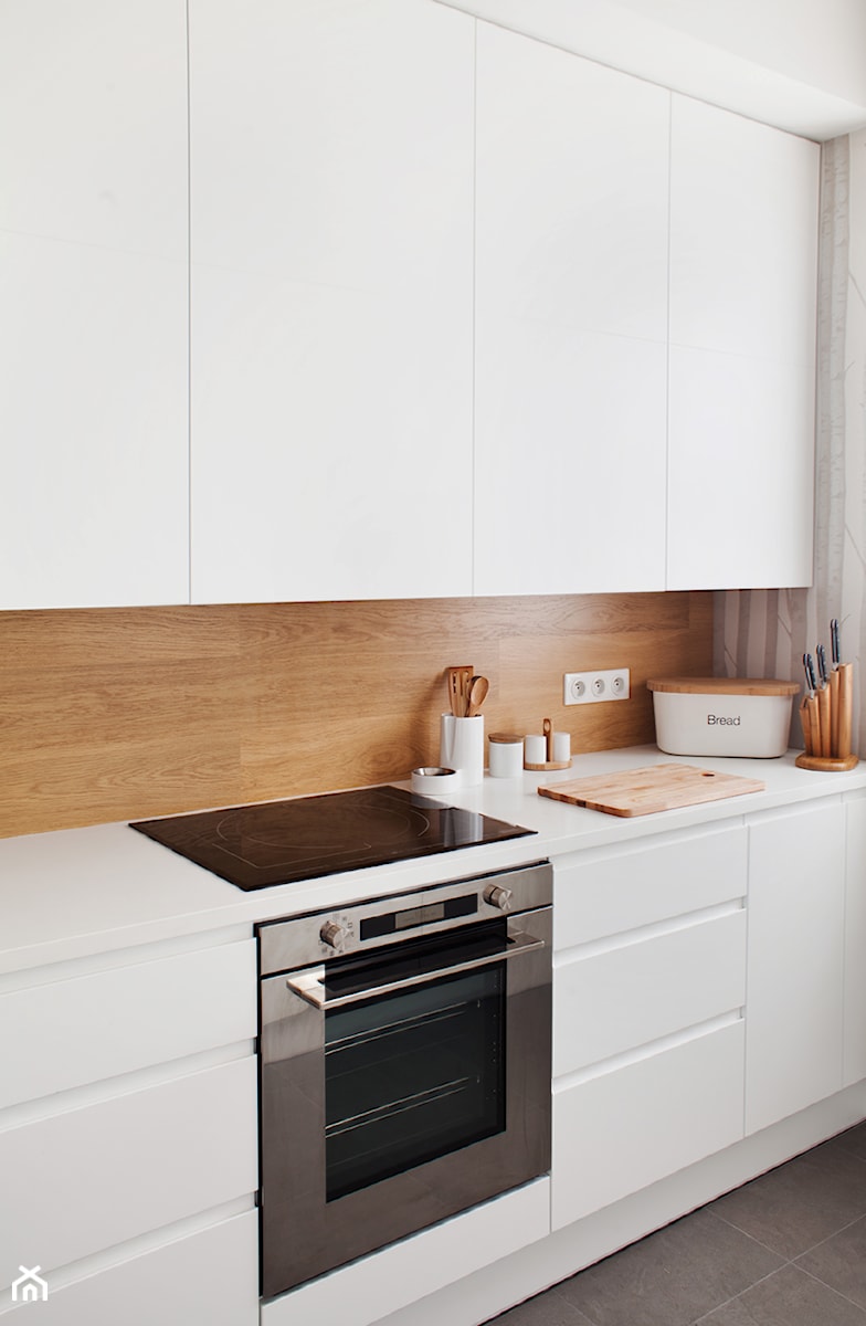 Średnia beżowa z zabudowaną lodówką kuchnia jednorzędowa, styl minimalistyczny - zdjęcie od Qbik Design