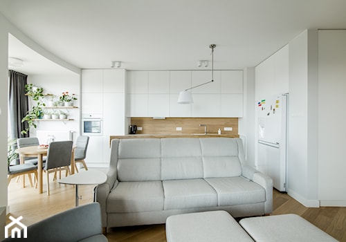 Osiedle Pod Zegarem - Średnia biała z zabudowaną lodówką kuchnia dwurzędowa z wyspą lub półwyspem, styl nowoczesny - zdjęcie od Qbik Design